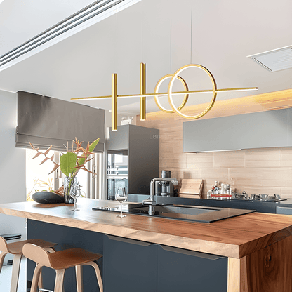 Suspension luminaire moderne dorée à anneaux au-dessus d’un îlot de cuisine
